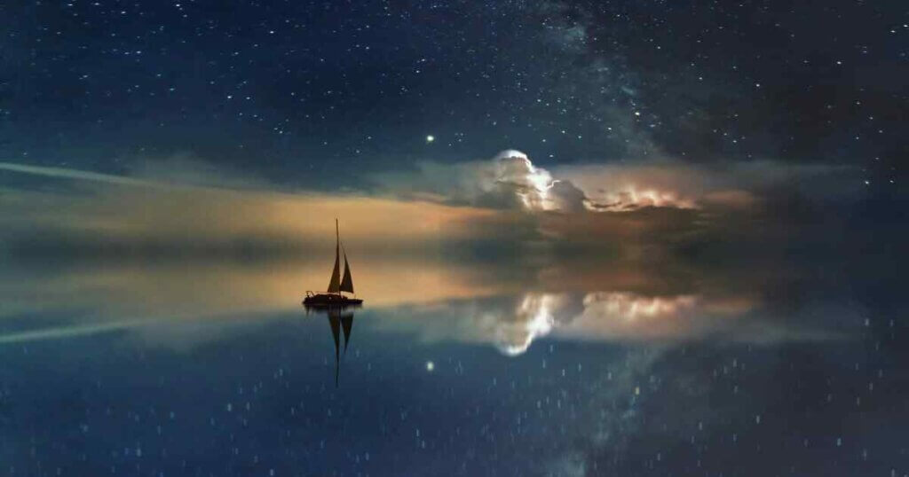 Barca a vela solitaria di notte su un lago specchio sotto la Via Lattea — sogni e stress, ascolto interiore