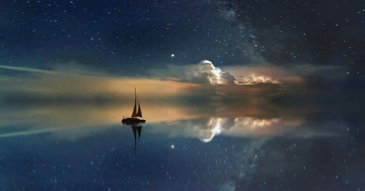 Barca a vela solitaria di notte su un lago specchio sotto la Via Lattea — sogni e stress, ascolto interiore
